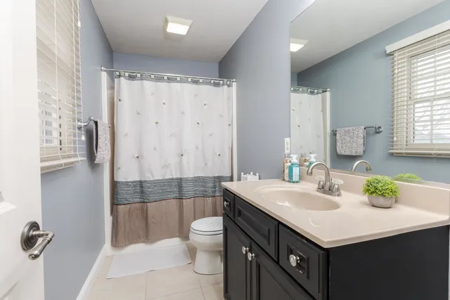 $725,000 | 6 Stonebrook Court, Bloomington, IL 61704