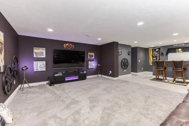 $725,000 | 6 Stonebrook Court, Bloomington, IL 61704