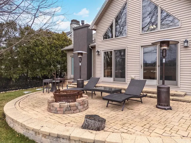 $725,000 | 6 Stonebrook Court, Bloomington, IL 61704