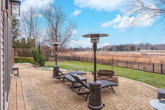 $725,000 | 6 Stonebrook Court, Bloomington, IL 61704