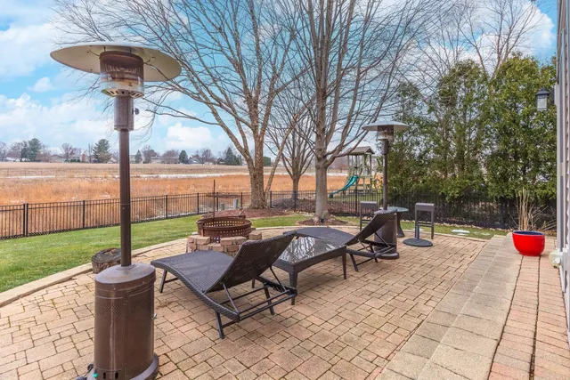 $725,000 | 6 Stonebrook Court, Bloomington, IL 61704