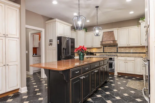 $725,000 | 6 Stonebrook Court, Bloomington, IL 61704