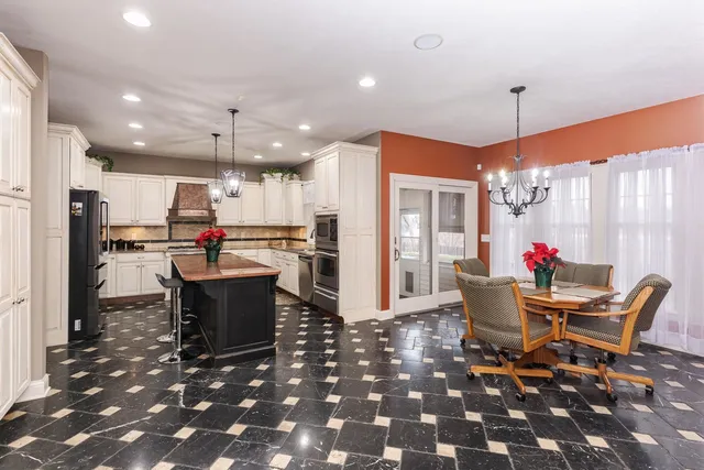 $725,000 | 6 Stonebrook Court, Bloomington, IL 61704