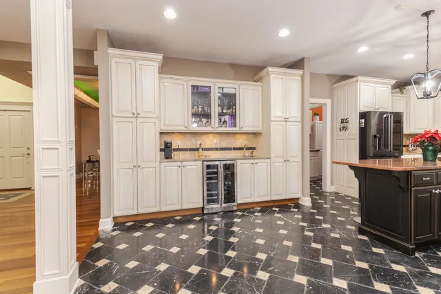 $725,000 | 6 Stonebrook Court, Bloomington, IL 61704