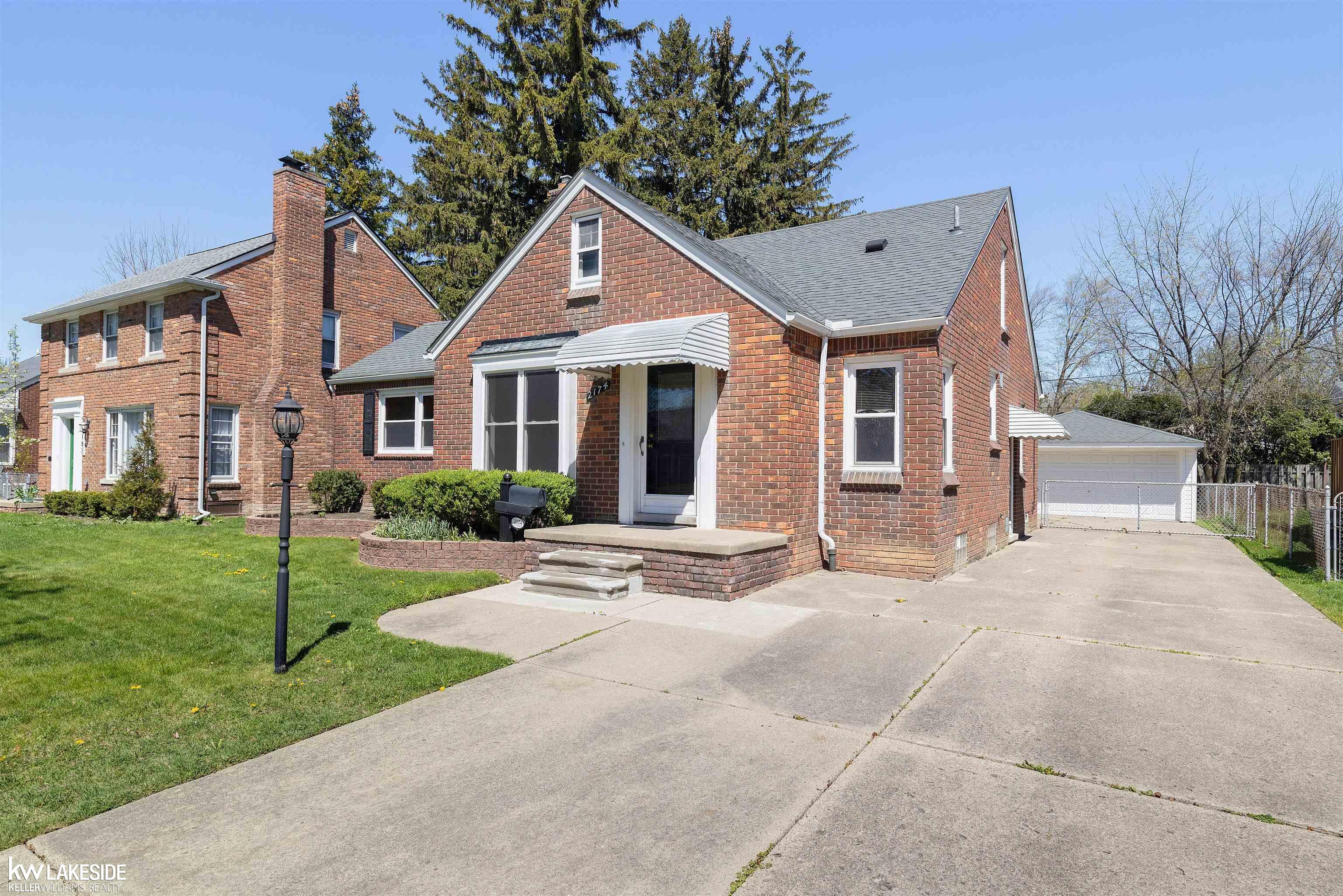 2174 Hawthorne Road Grosse Pointe Woods, MI 48236 - Photo 3 of 43