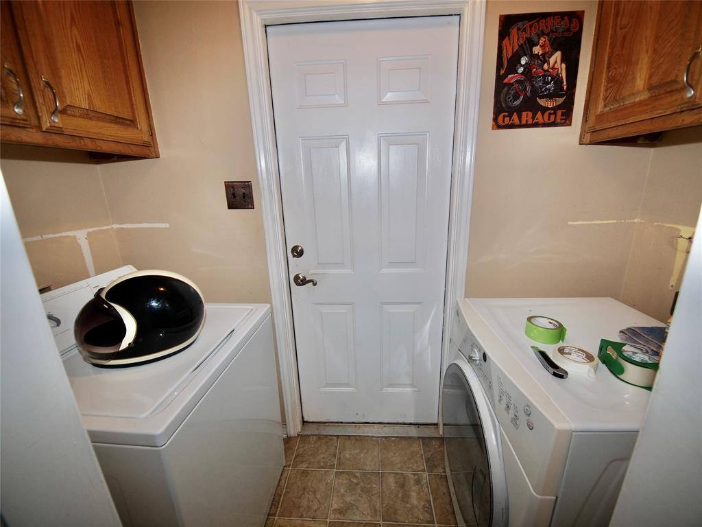 3106 South Lipsey Street Decatur, TX 76234 - Photo 18 of 27 a bathroom with a sink and toilet