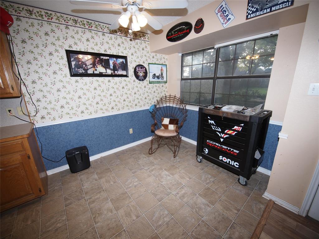 3106 South Lipsey Street Decatur, TX 76234 - Photo 9 of 27 a room with projector and a table