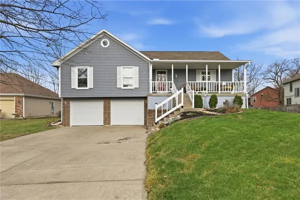 $350,000 | 814 South Park Drive, Raymore, MO 64083