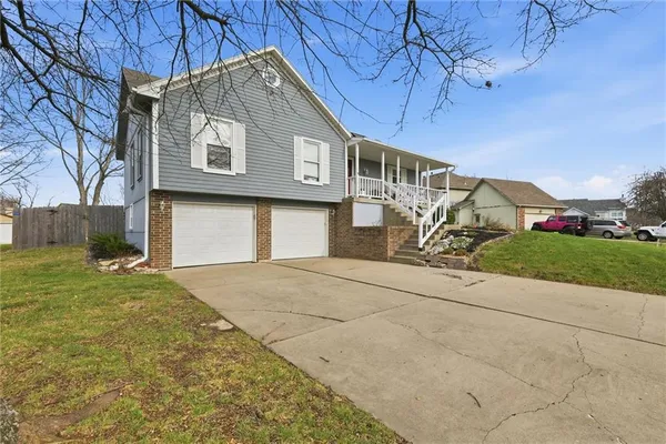 $350,000 | 814 South Park Drive, Raymore, MO 64083