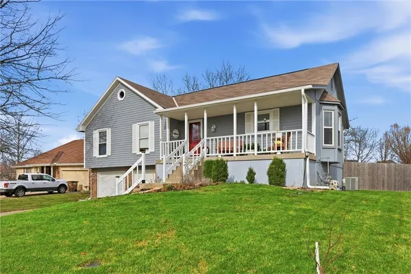 $350,000 | 814 South Park Drive, Raymore, MO 64083