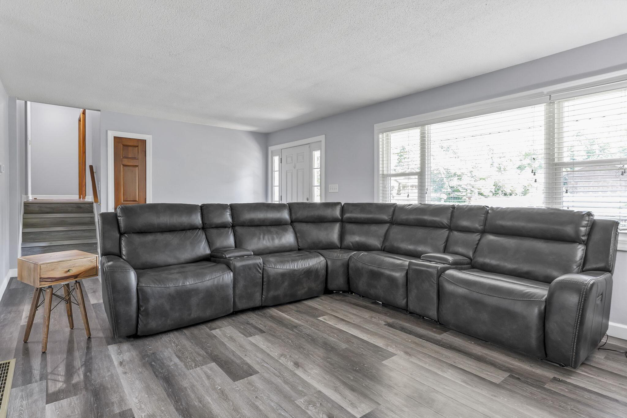 281 Middle Ground Road Southwest Pataskala, OH 43062 - Photo 8 of 52 Living Room