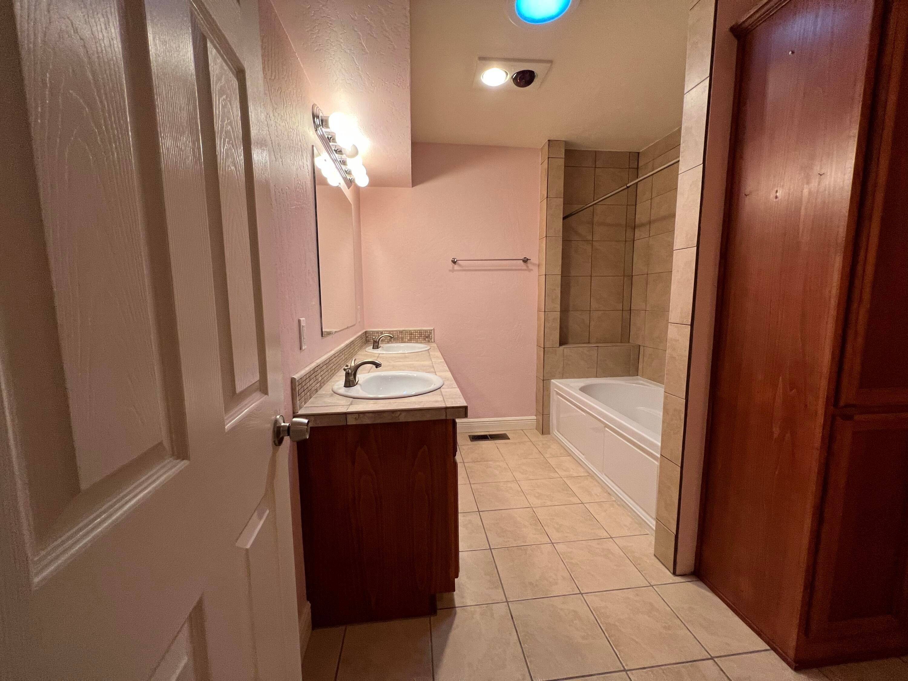 669 South Stage Road Medford, OR 97501 - Photo 23 of 44 Full Bath