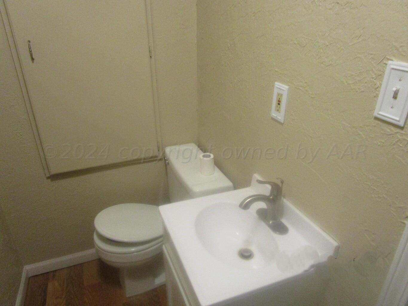 811 South Cedar Street Borger, TX 79007 - Photo 9 of 11 Restroom 1