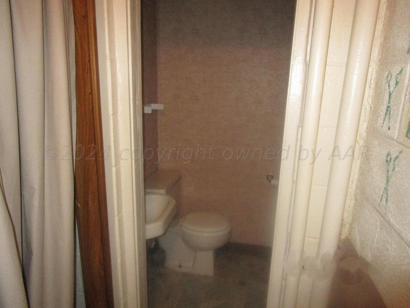 811 South Cedar Street Borger, TX 79007 - Photo 10 of 11 Restroom 2