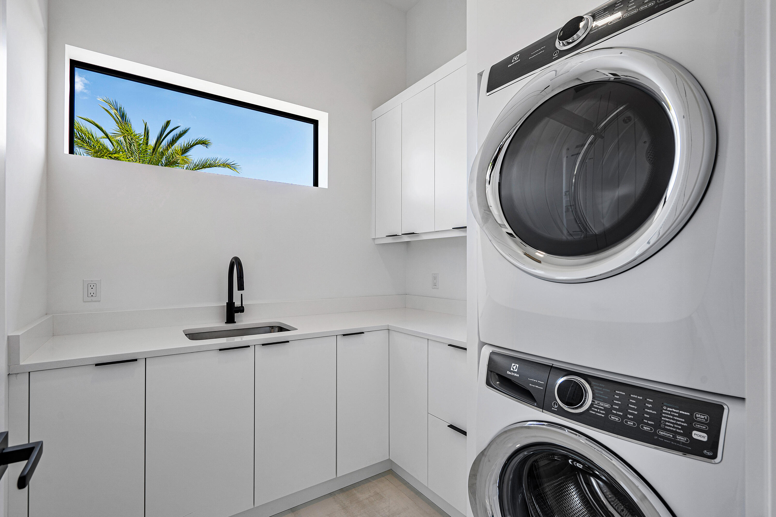 10 Coconut Road Delray Beach, FL 33444 - Photo 25 of 41 Laundry Room