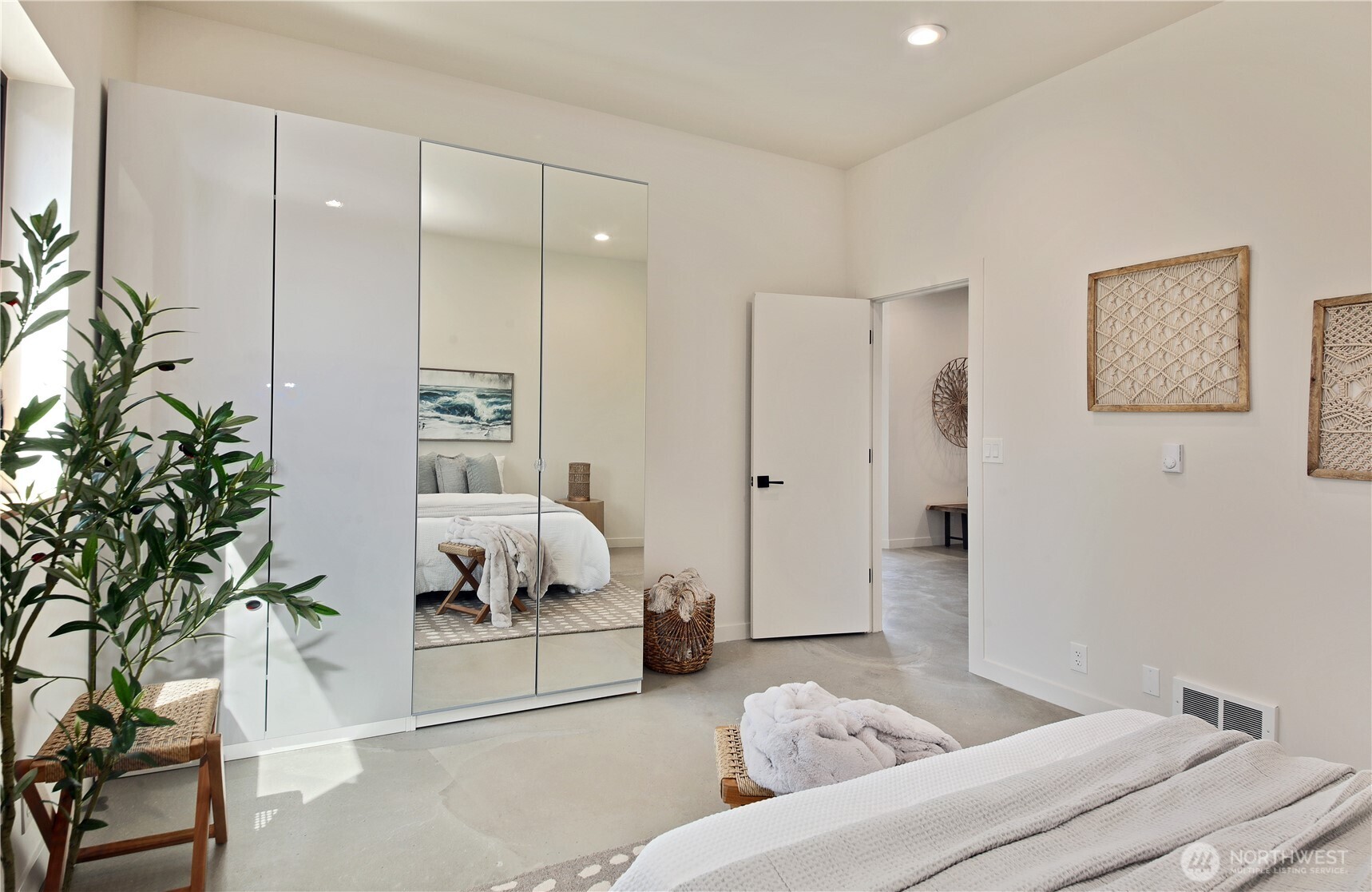 5453 Harborside Lane Freeland, WA 98249 - Photo 19 of 25 a living room with furniture and a potted plant