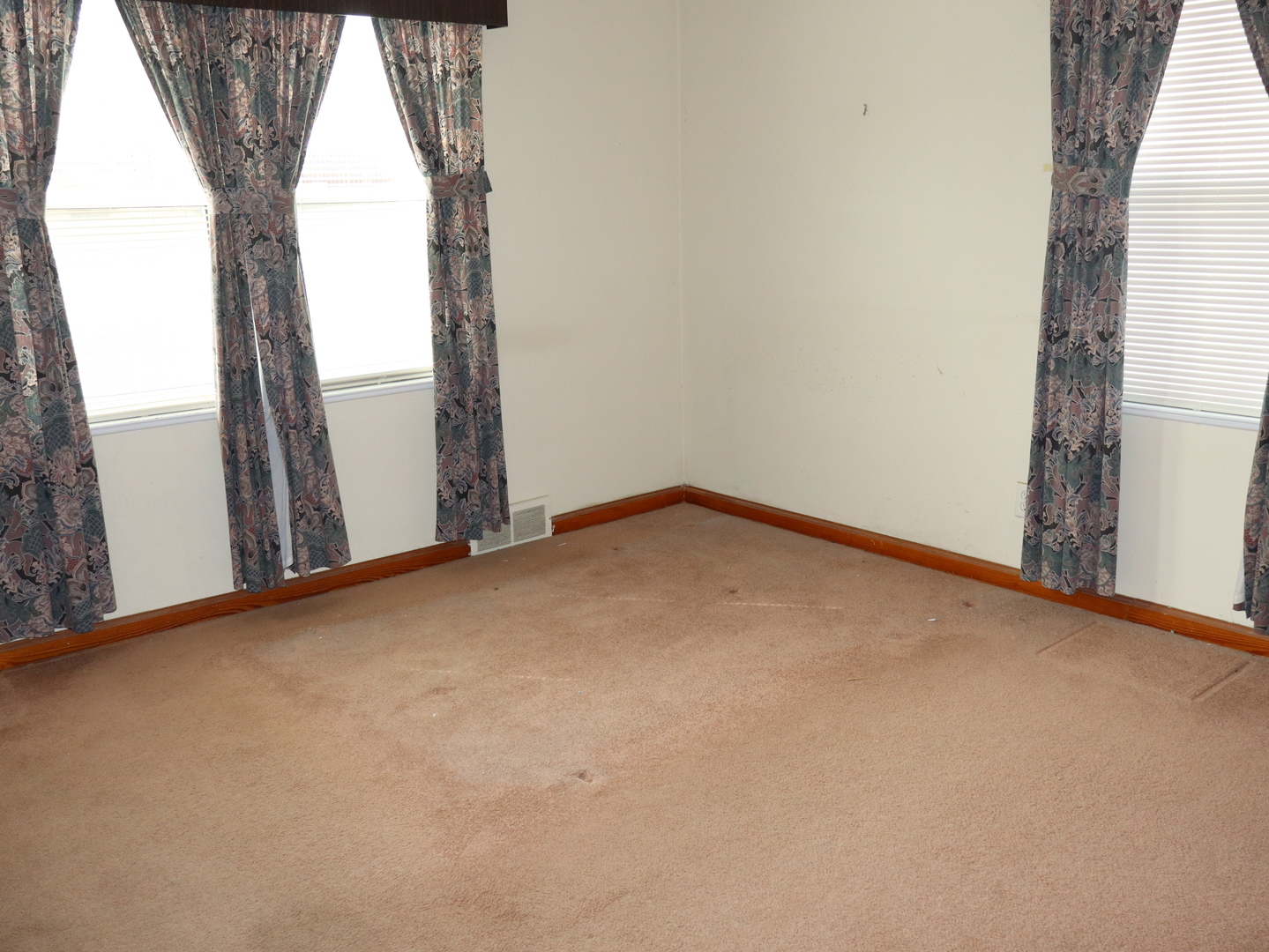 424 West Bluff Street Streator, IL 61364 - Photo 9 of 20 an empty room with a window
