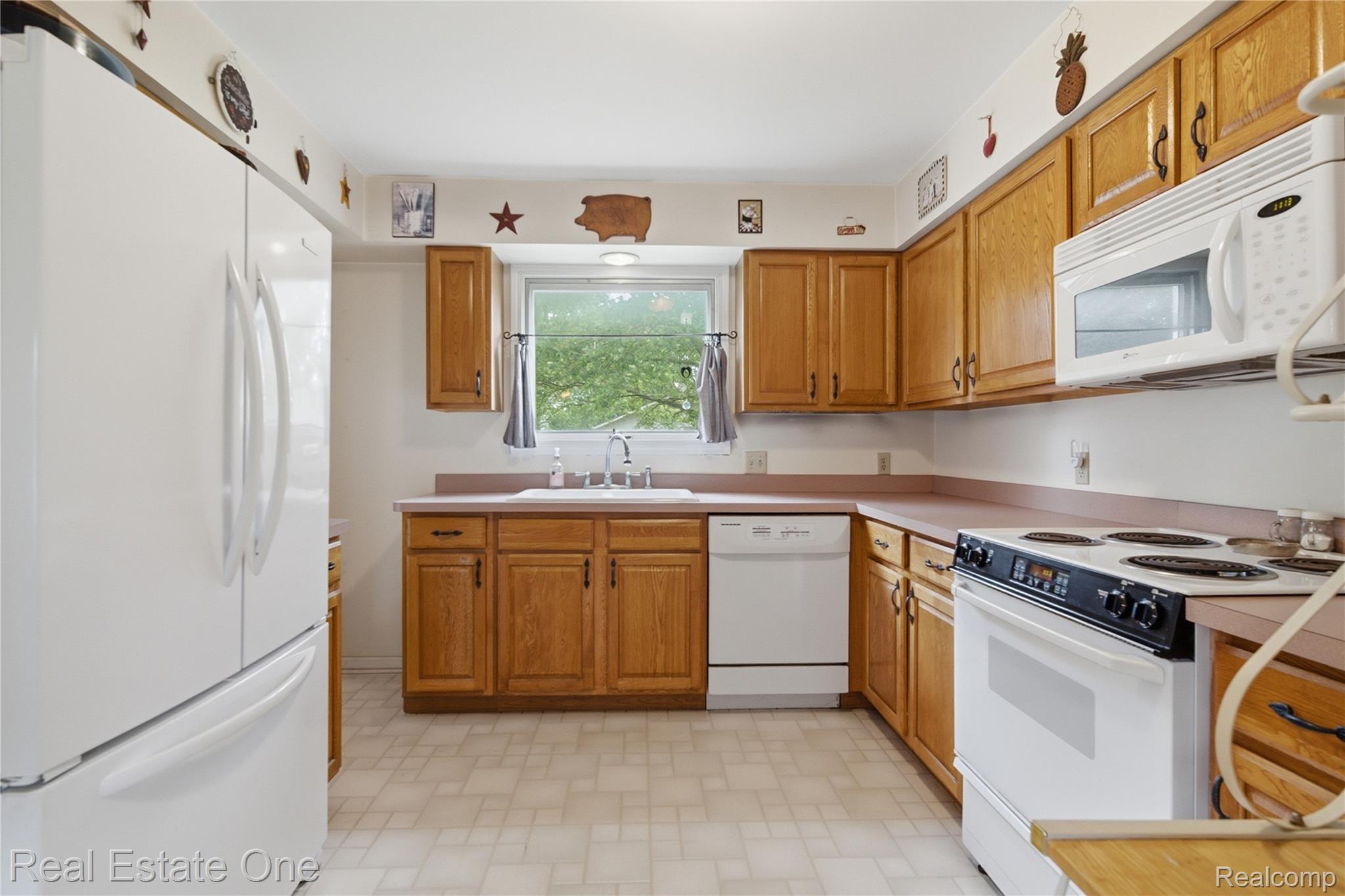 665 South Howell Street Pinckney, MI 48169 - Photo 6 of 28 DSC04843.jpg