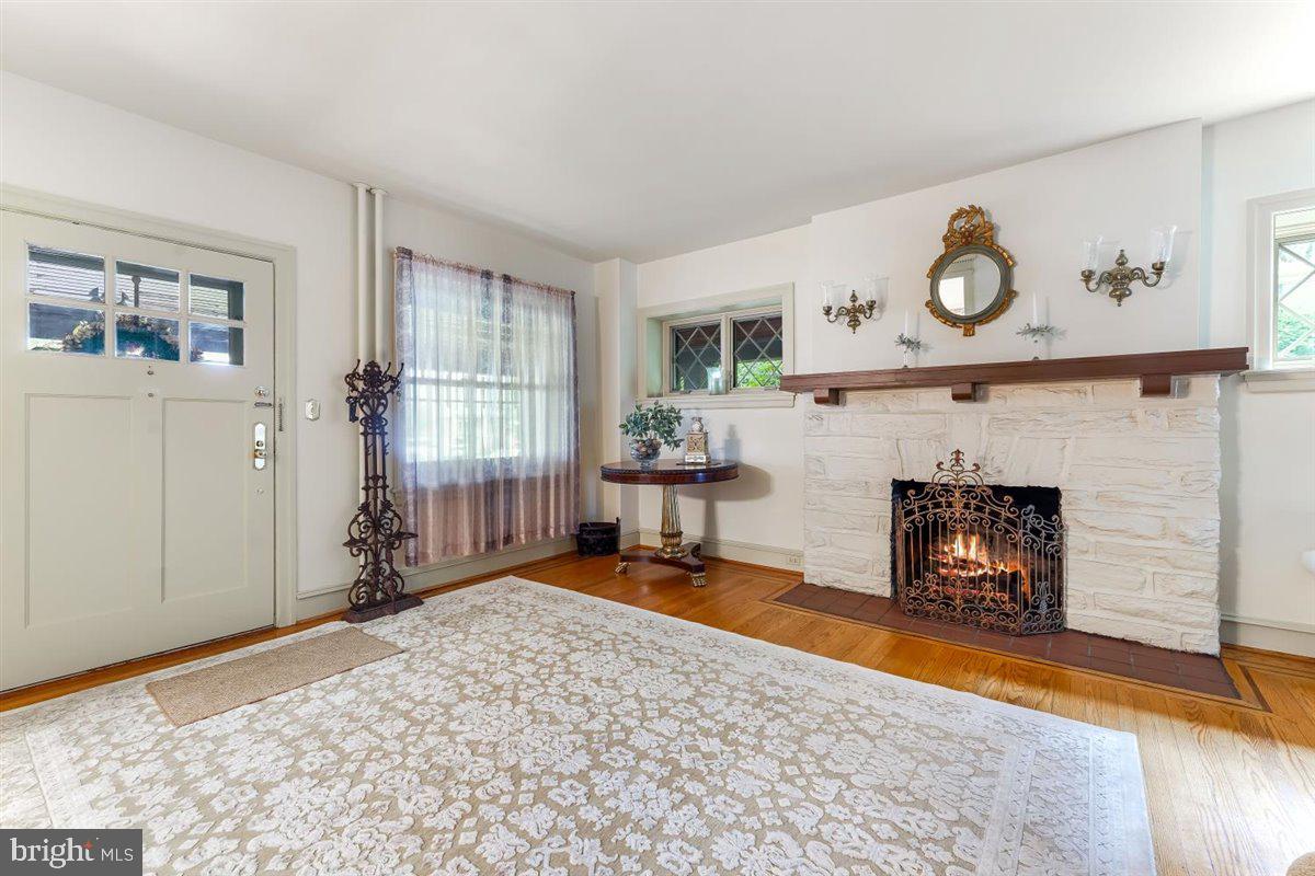 304 Bewley Road Havertown, PA 19083 - Photo 6 of 41 LIVING ROOM/FOYER