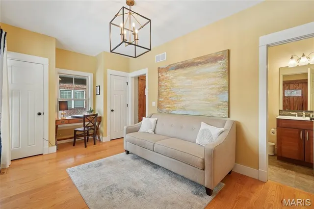 $800,000 | 6916 Amherst Avenue, University City, MO 63130