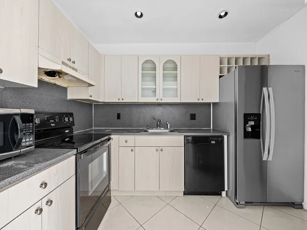 $2,200 | 1 Jacaranda Country Club Drive, Unit 202, Plantation, FL 33324