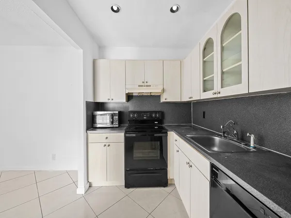 $2,200 | 1 Jacaranda Country Club Drive, Unit 202, Plantation, FL 33324