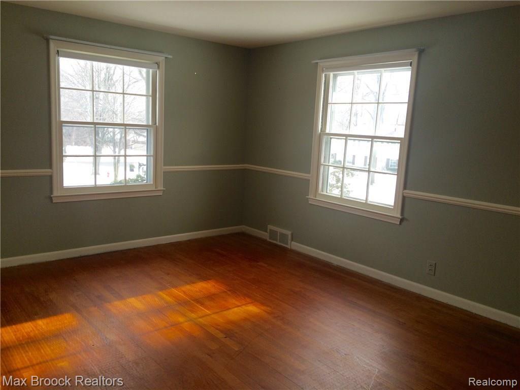 1081 Rock Spring Road Bloomfield Hills, MI 48304 - Photo 14 of 19 Guest room with lots of light!