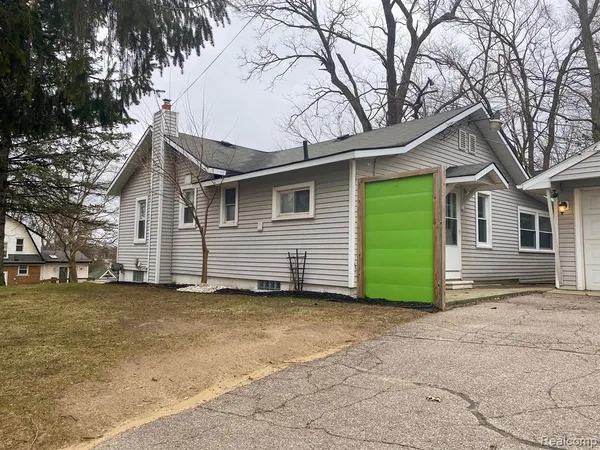 $1,900 | 705 East Main Street, Brighton, MI 48116