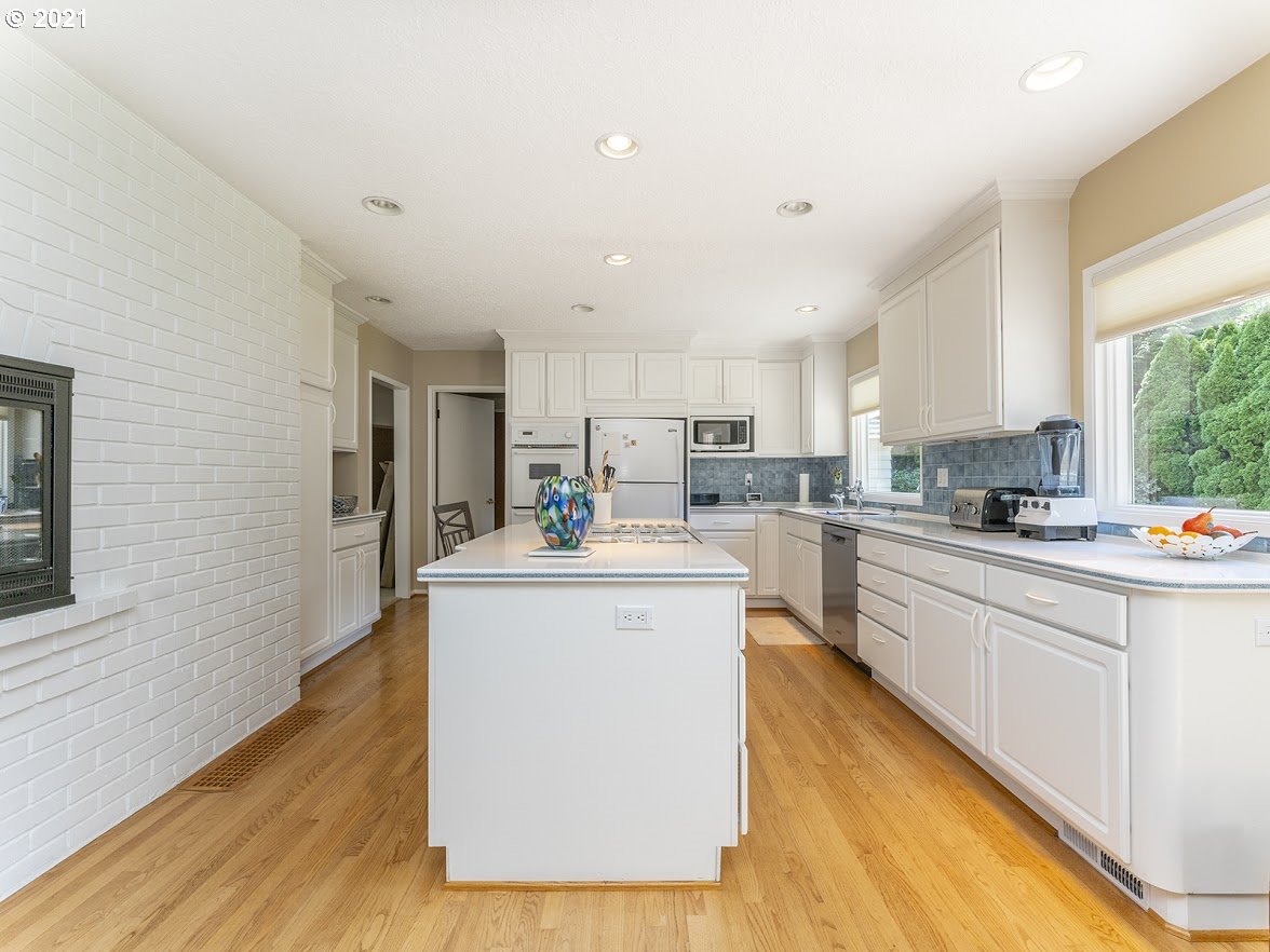 6768 Southwest Bancroft Way Portland, OR 97225 - Photo 11 of 32 Kitchen