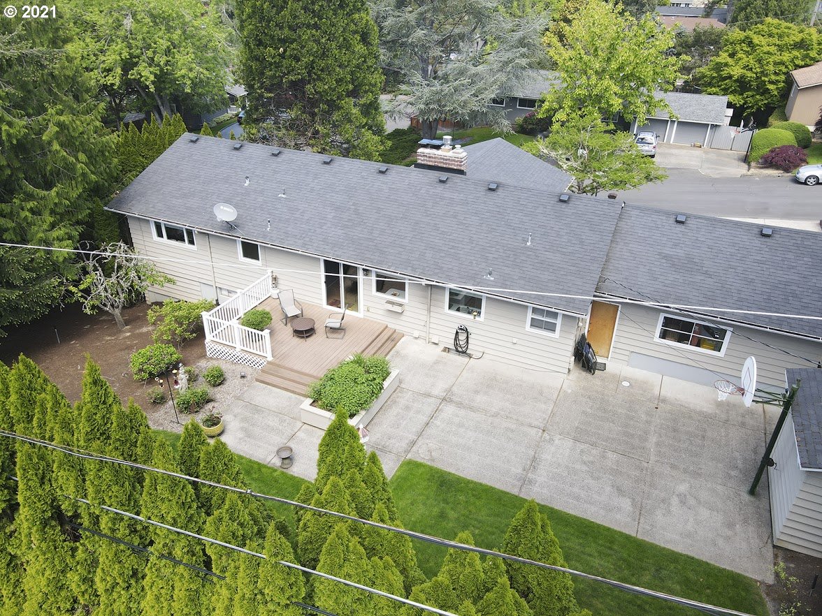 6768 Southwest Bancroft Way Portland, OR 97225 - Photo 4 of 32 Backyard