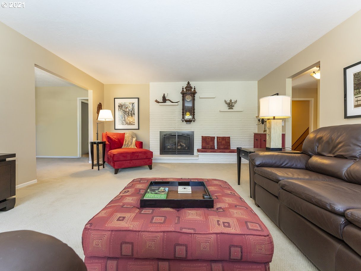 6768 Southwest Bancroft Way Portland, OR 97225 - Photo 8 of 32 Living Room