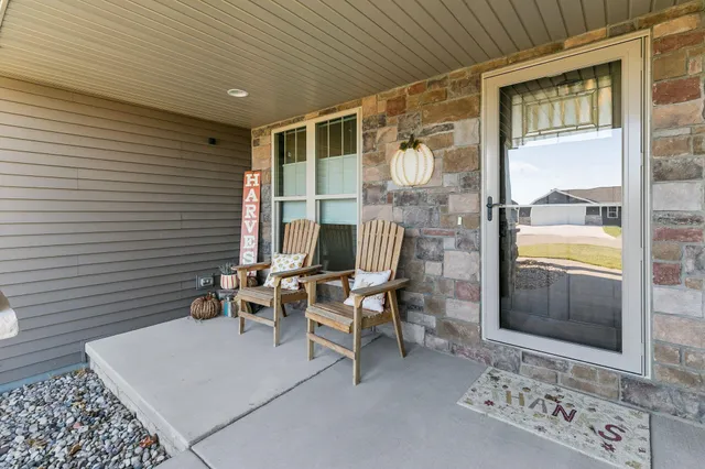 $485,000 | 2712 West Fallen Oak Drive, Appleton, WI 54913