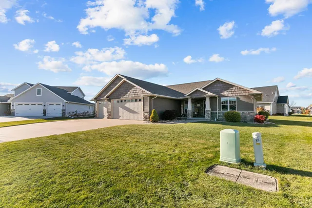 $485,000 | 2712 West Fallen Oak Drive, Appleton, WI 54913
