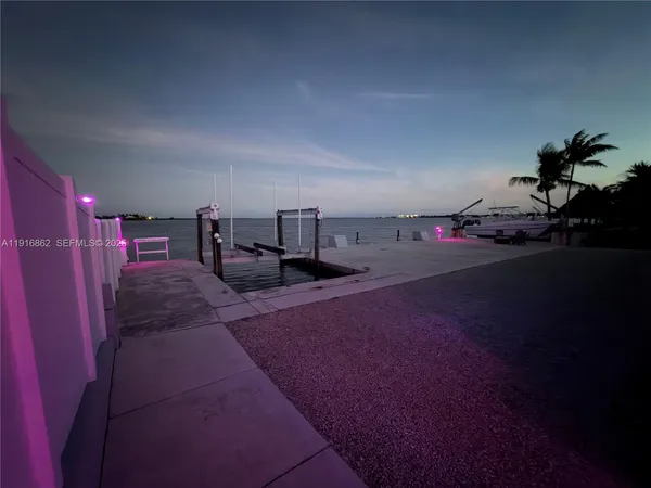 $2,069,000 | 1733 Sunrise Drive, Big Pine Key, FL 33043
