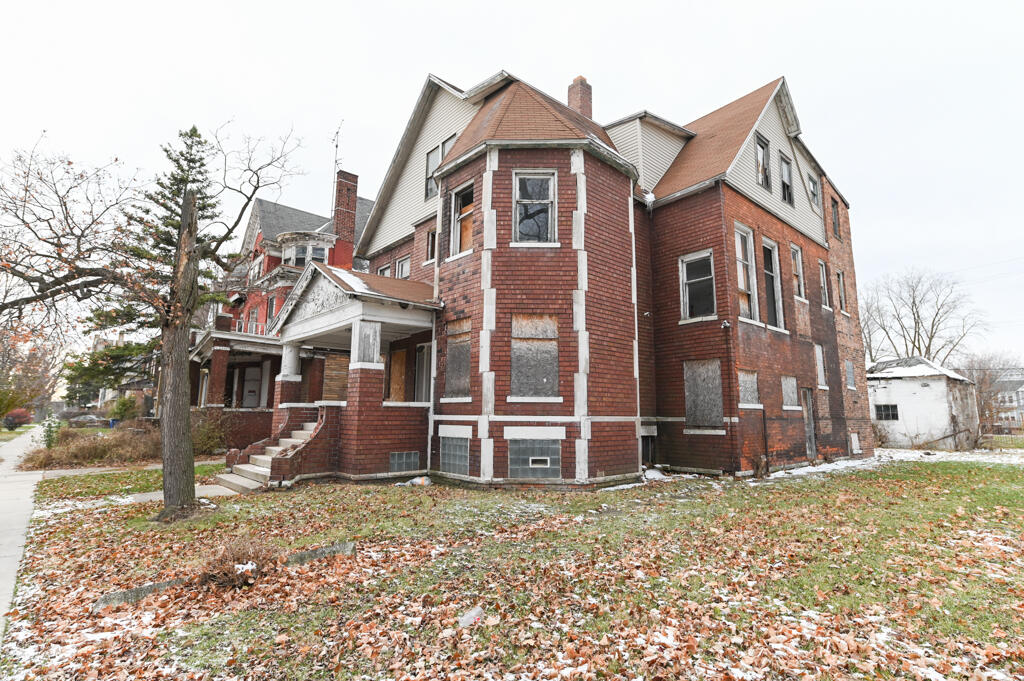 261 Chandler Street Detroit, MI 48202 - Photo 6 of 28 Super Headshots-94