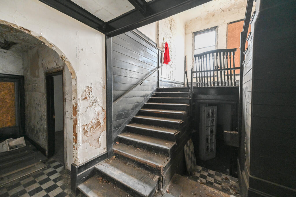 261 Chandler Street Detroit, MI 48202 - Photo 8 of 28 Super Headshots-91