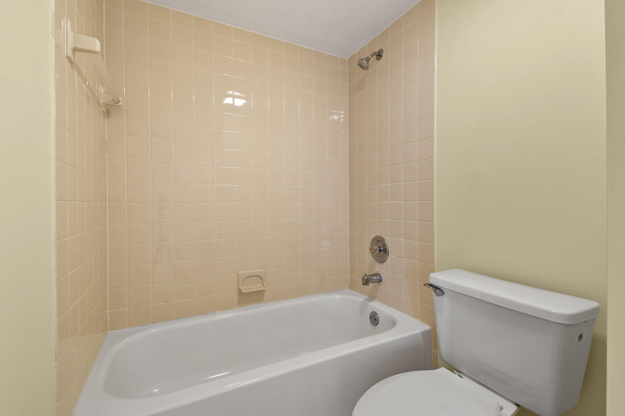 2913 Southwest 22nd Circle, Unit 36D Delray Beach, FL 33445 - Photo 26 of 33 a bathroom with a toilet and a bathtub
