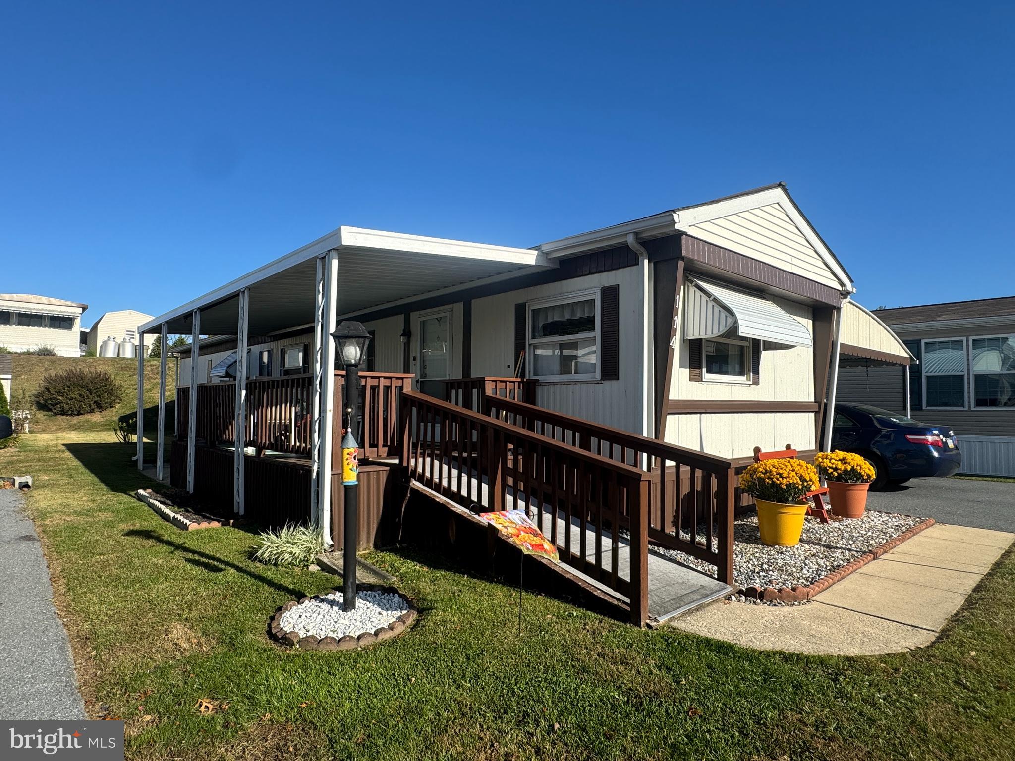 a view of a house with backyard and porch