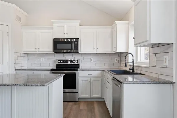 $325,000 | 406 Timbercreek Drive, Belton, MO 64012