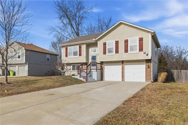 $325,000 | 406 Timbercreek Drive, Belton, MO 64012