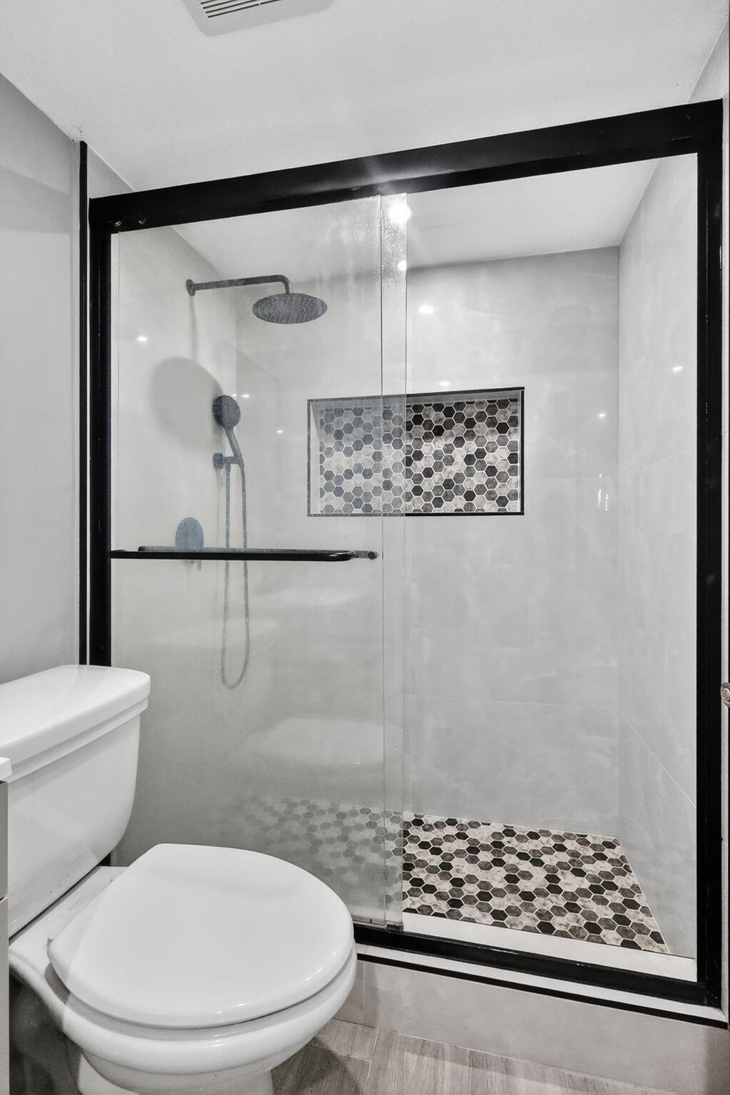 275 Gate Road, Unit 117 Hollywood, FL 33024 - Photo 27 of 52 Second Bathroom