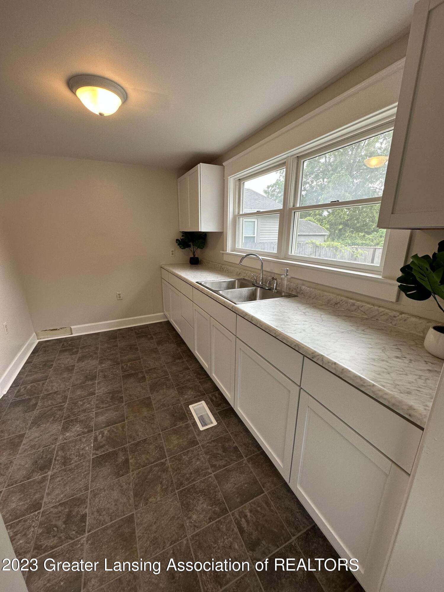 2315 Rheamount Avenue Lansing, MI 48906 - Photo 11 of 19 20230612_200533686_iOS