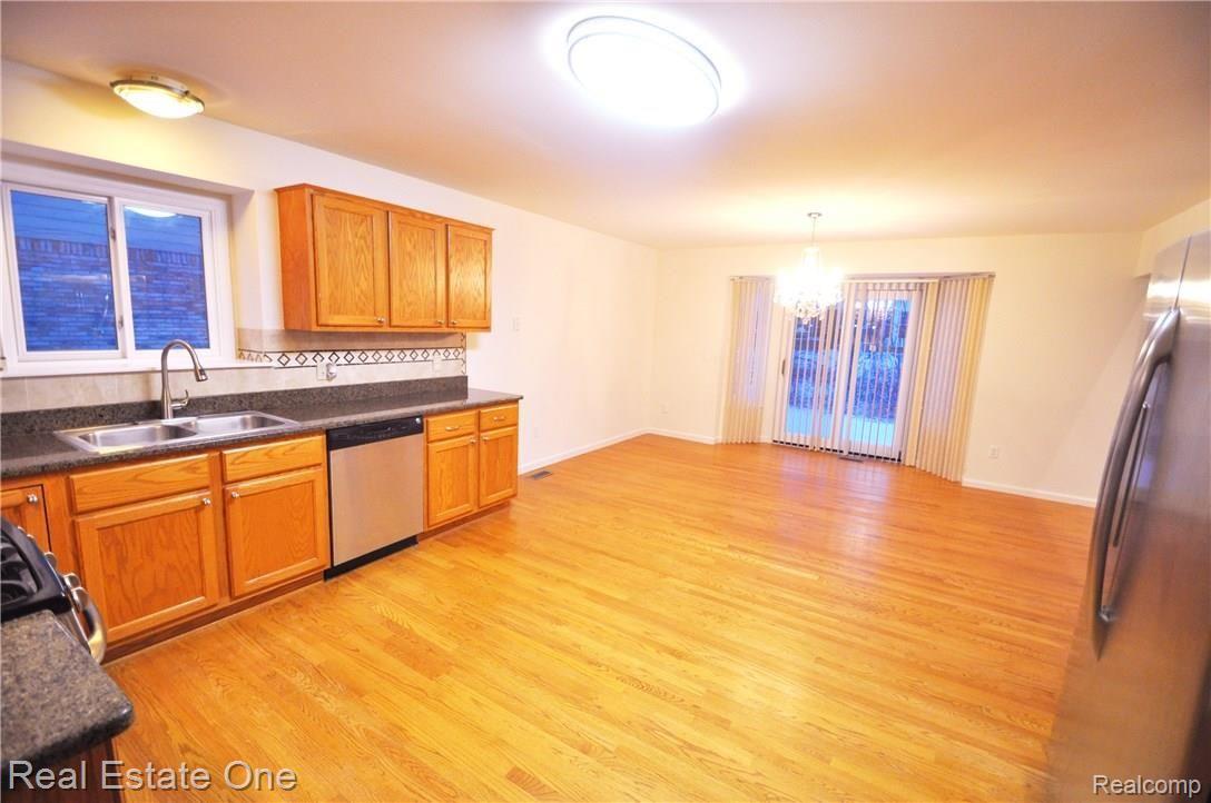 331 Mystic Valley Rochester, MI 48307 - Photo 7 of 39 8.JPG