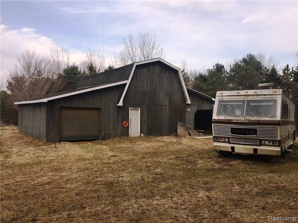 5332 Spears Road Pinckney, MI 48169 - Photo 23 of 30 Speers barn3.JPG