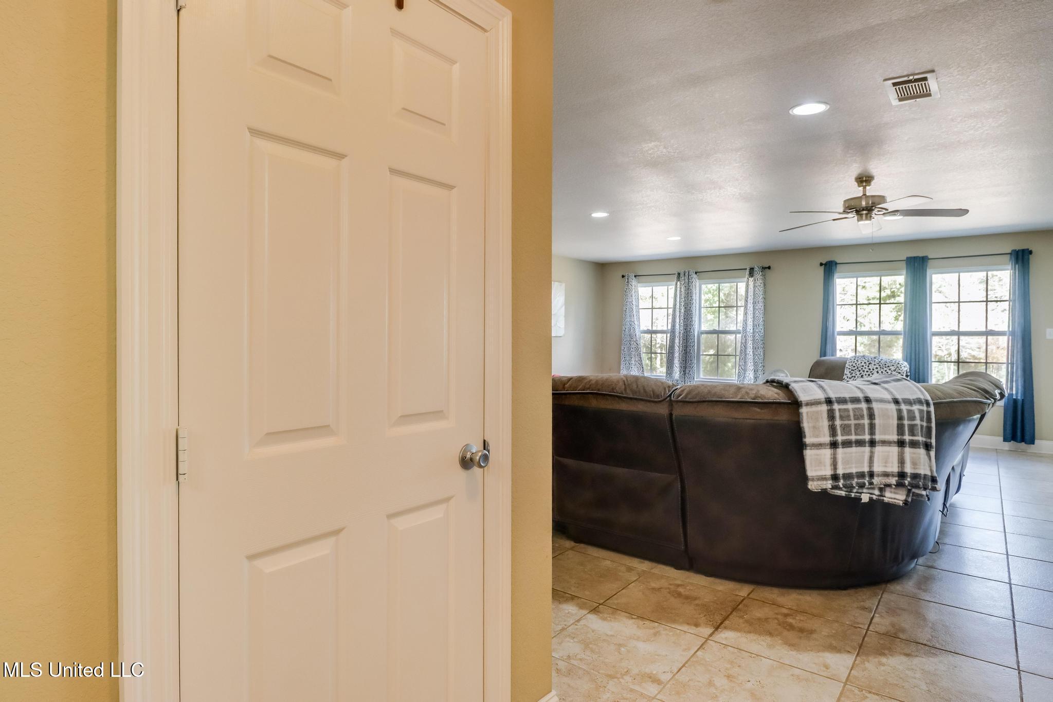 1061 East McHenry Road Perkinston, MS 39573 - Photo 11 of 28 Foyer