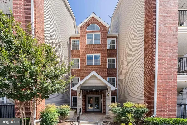 $2,088 | 3309 Wyndham Circle, Unit 2173, Alexandria, VA 22302