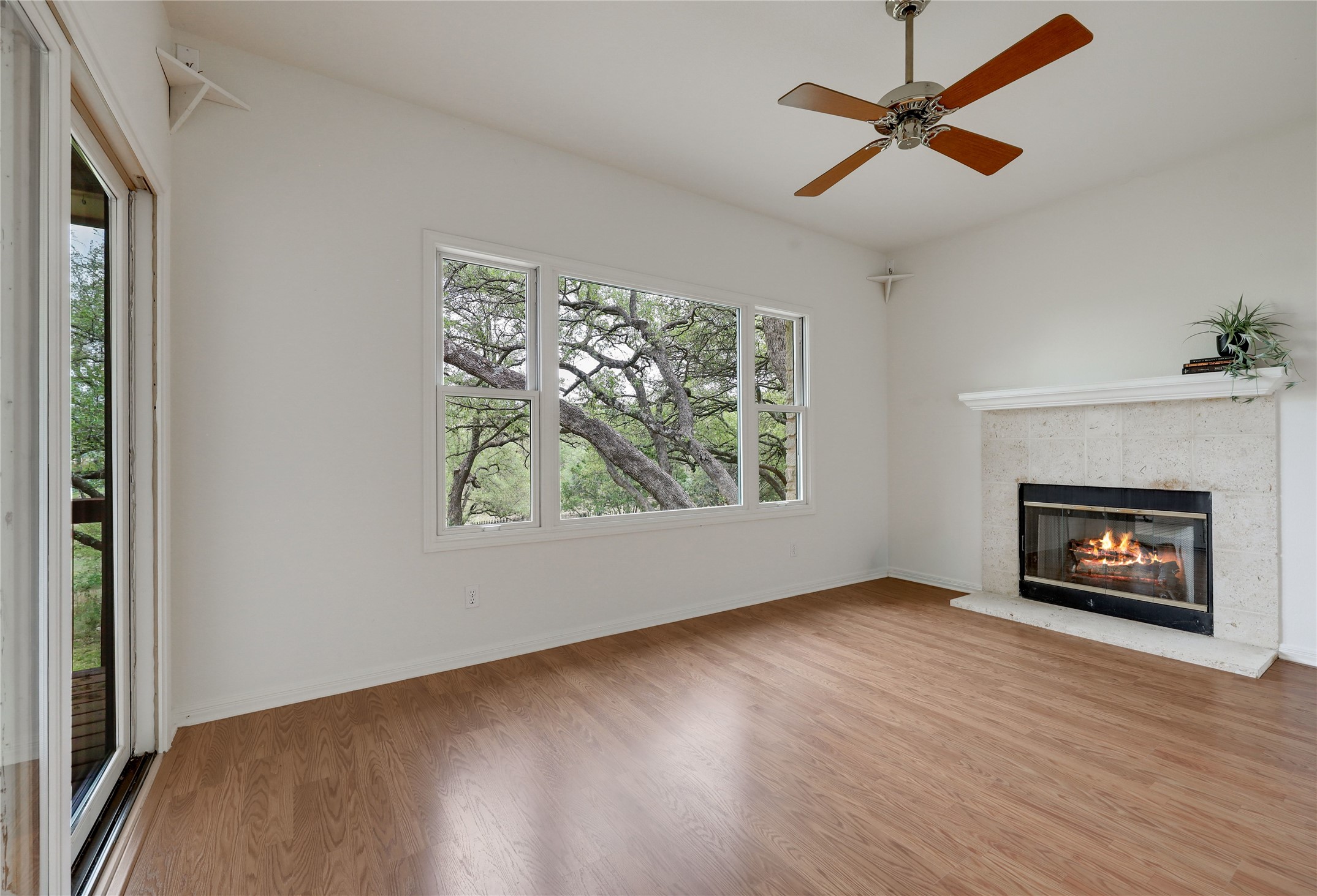 21604 Arrowhead Point Lago Vista, TX 78645 - Photo 22 of 40 Primary sitting/den area or extra bedroom.