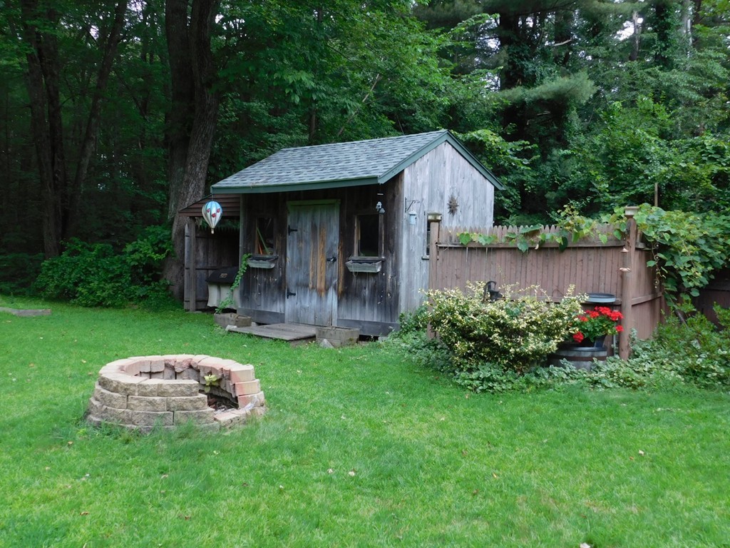 364 Thompson Road Webster, MA 01570 - Photo 4 of 26 Gallery Image 4