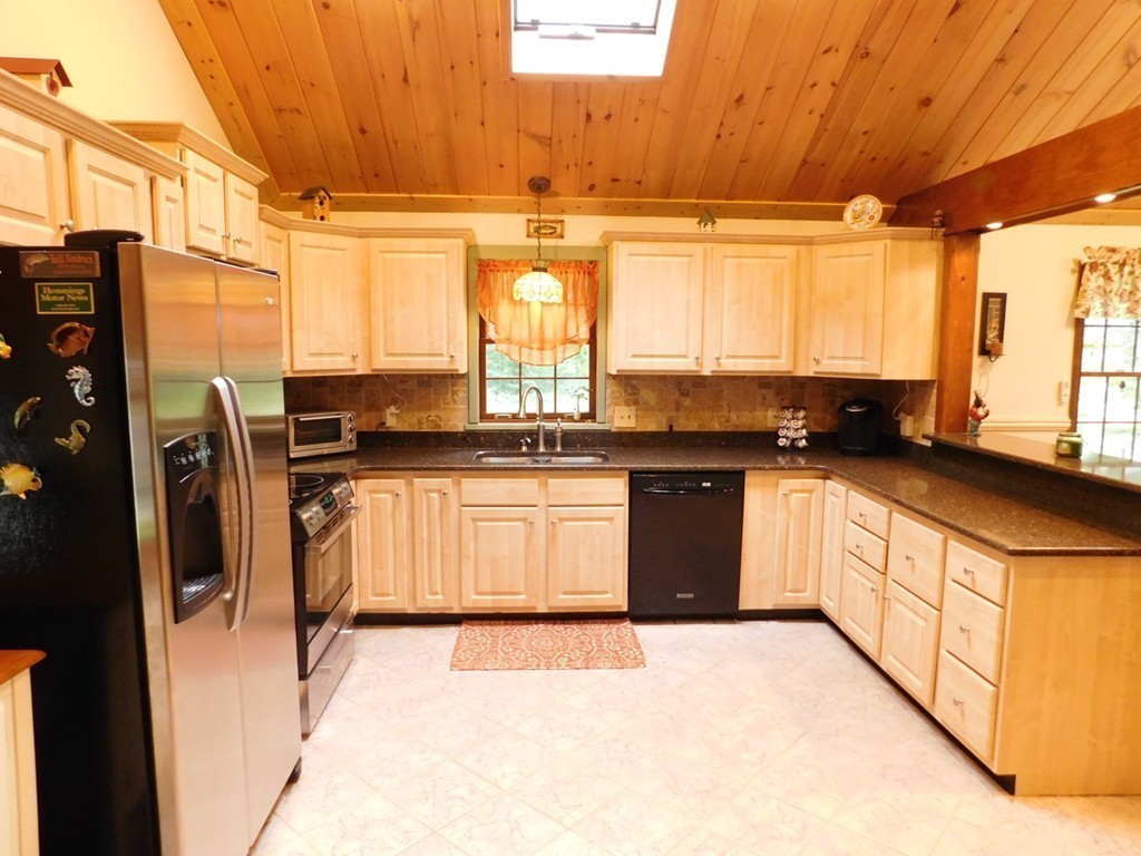 364 Thompson Road Webster, MA 01570 - Photo 5 of 26 Gallery Image 5
