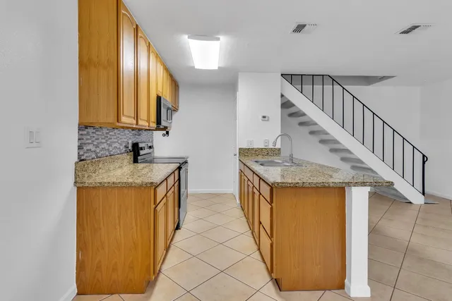 a view of entryway and kitchen